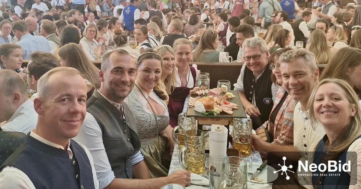 Gäste der NeoBid Wiesn 2026 im Paulaner Festzelt.