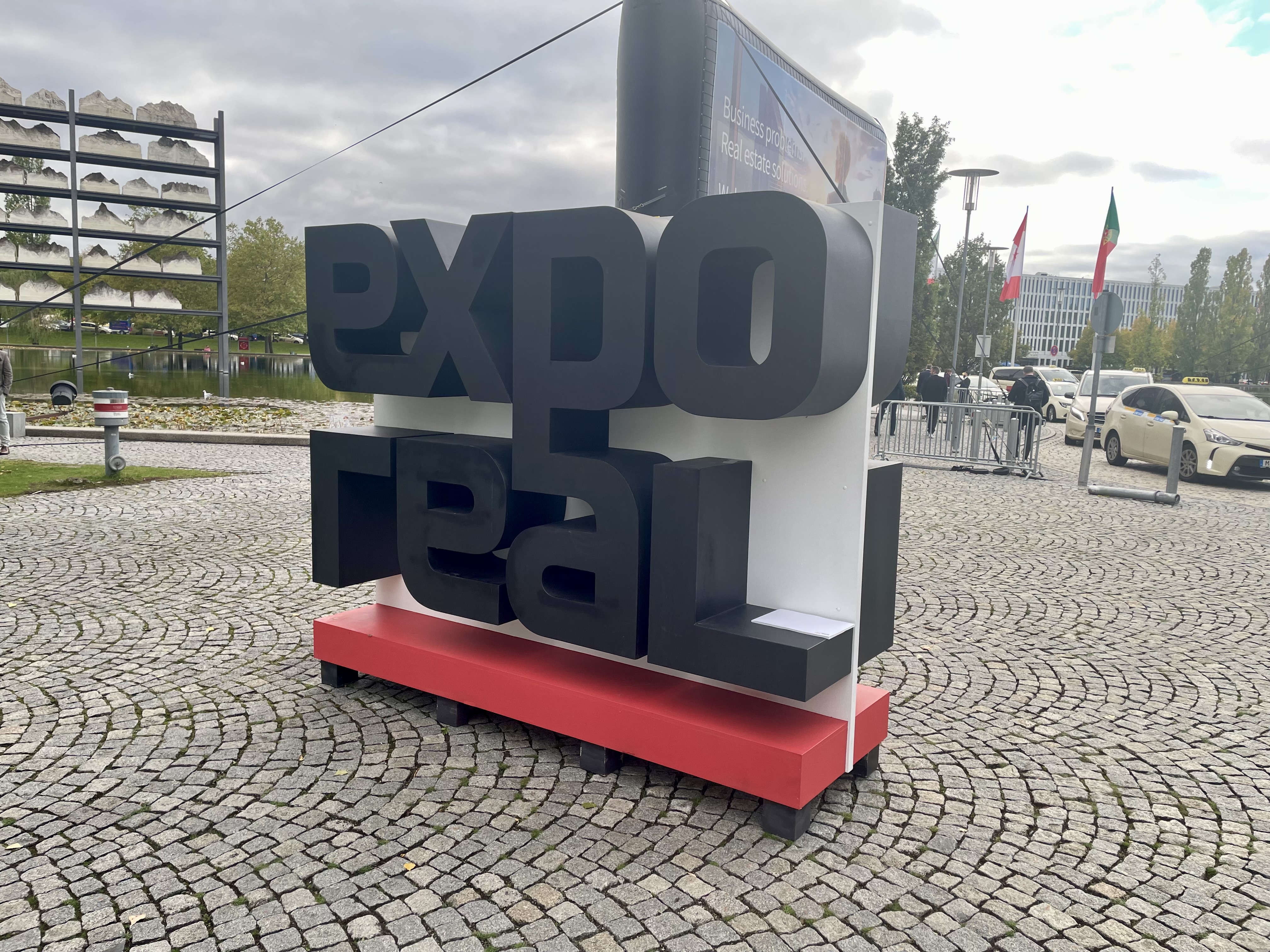 EXPO-REAL-Schriftzug vor der Messe München