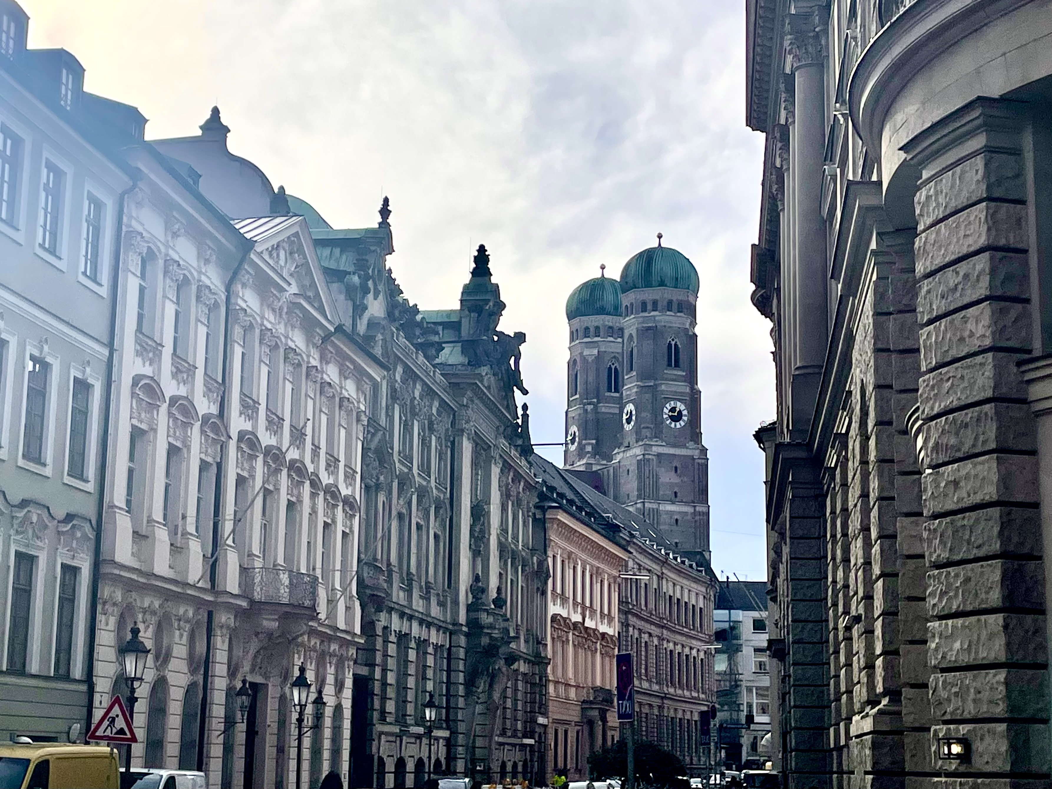 Blick durch die Münchner Altstadt auf die Frauenkirche